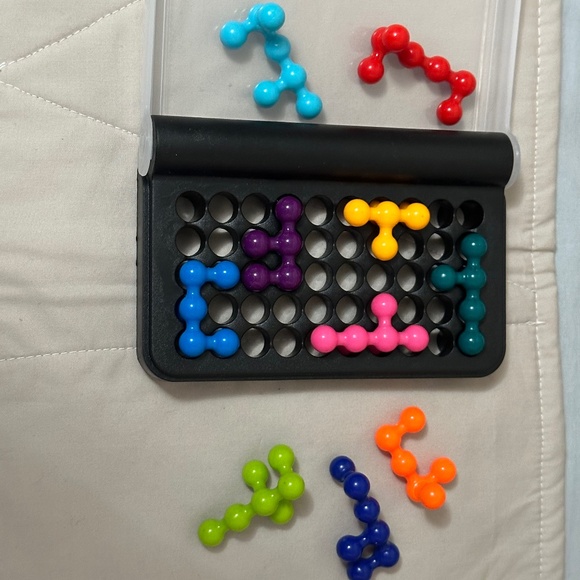 IQ fit. Fun brain teaser/strategy game where you Make the pieces fit together. - Picture 4 of 13